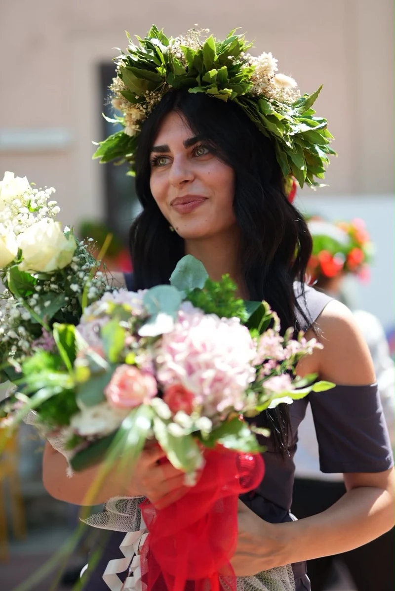 Neolaureata con la corona d'alloro e un mazzo di fiori