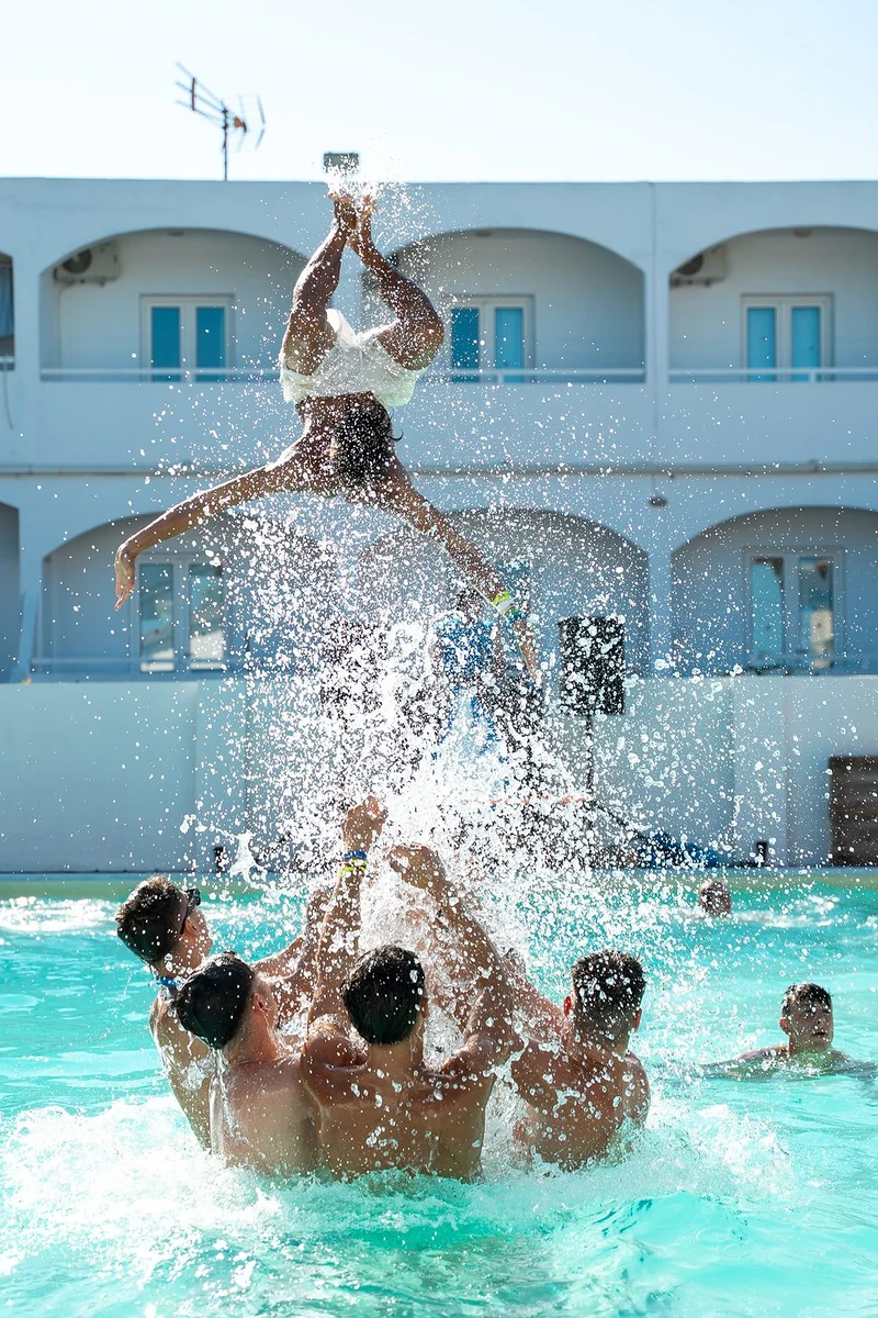 Ragazzo lanciato in aria dagli amici in piscina tra gli schizzi