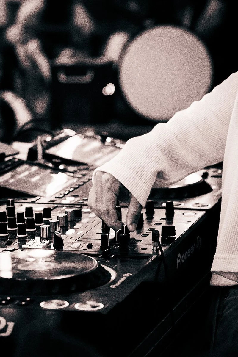 Mano del dj sulla console, in bianco e nero
