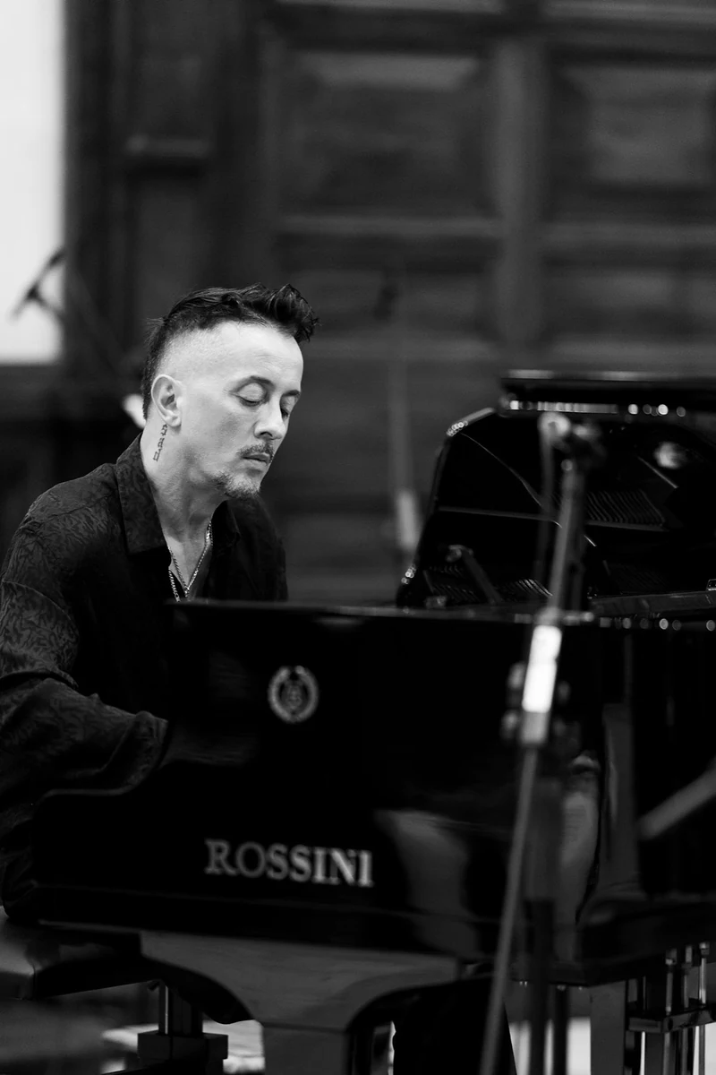 Pianista al pianoforte, in bianco e nero