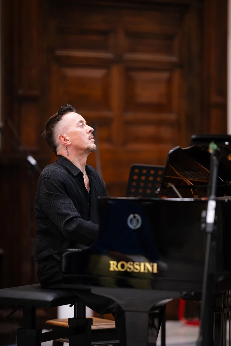 Pianista che alza lo sguardo mentre suona
