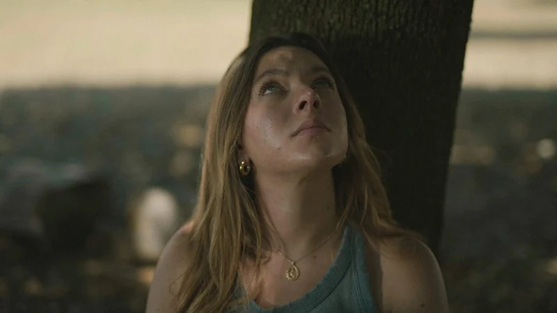 Ragazza che guarda verso l'alto nella luce calda della sera