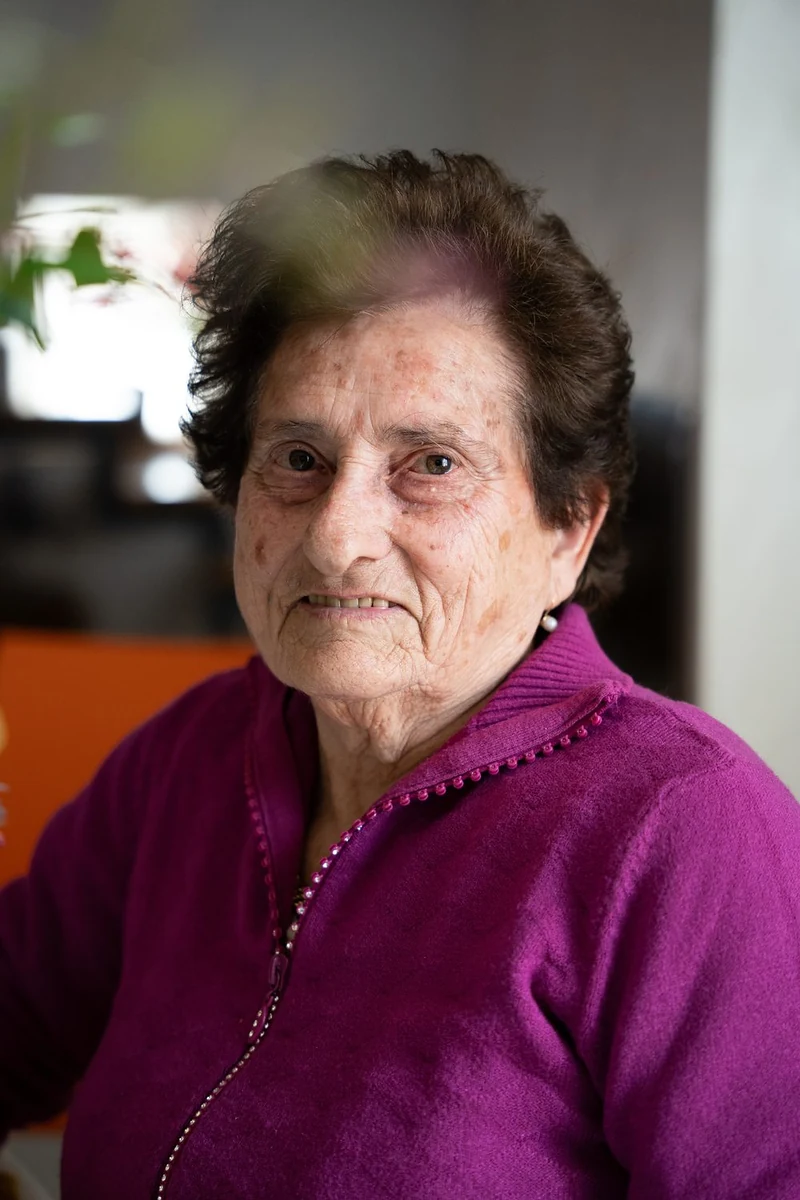 Ritratto di una signora anziana con il maglione viola