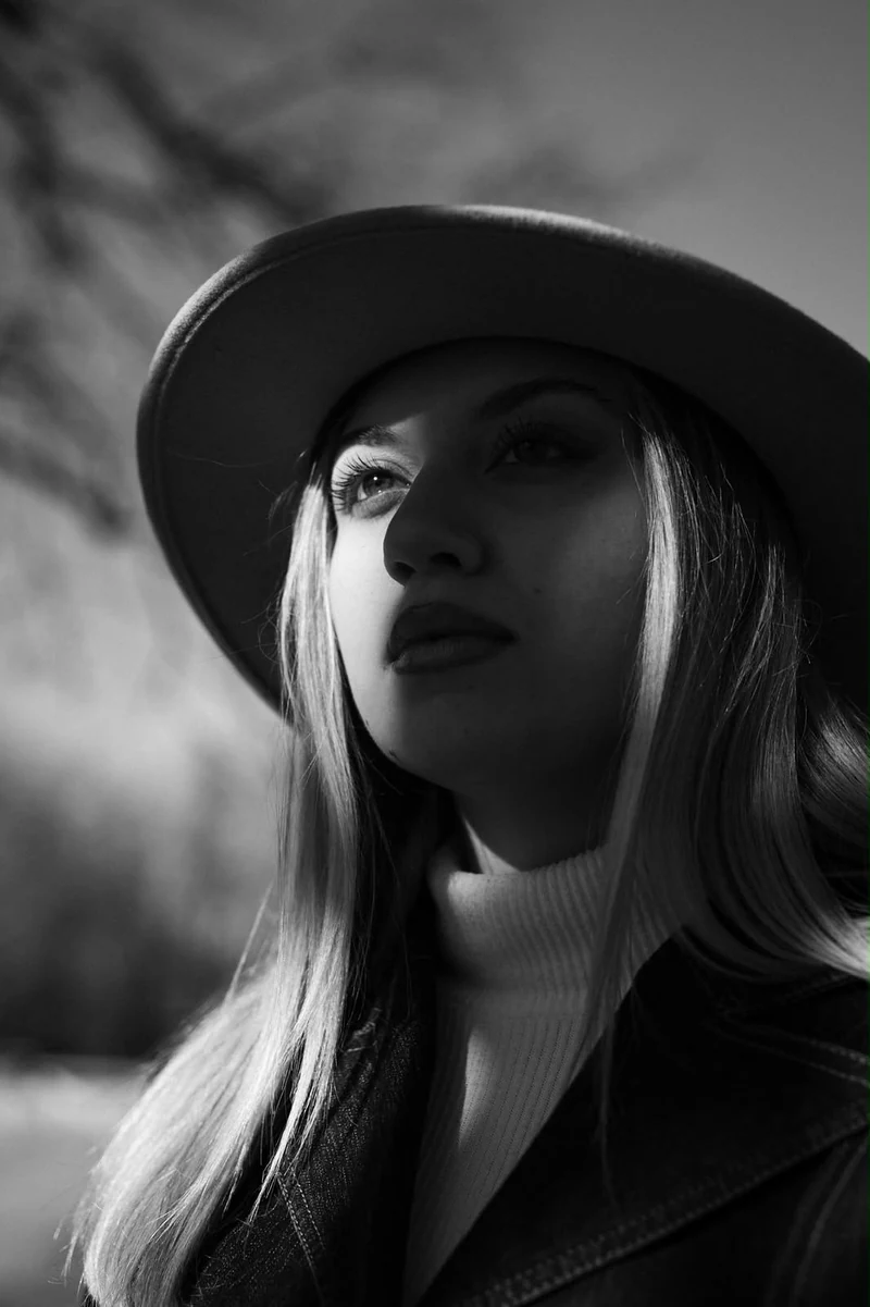 Ritratto in bianco e nero, cappello e luce laterale morbida
